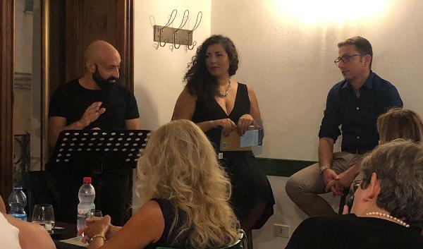 Apericentro Letterario, successo per la prima serata con lo scrittore Felice Foresta