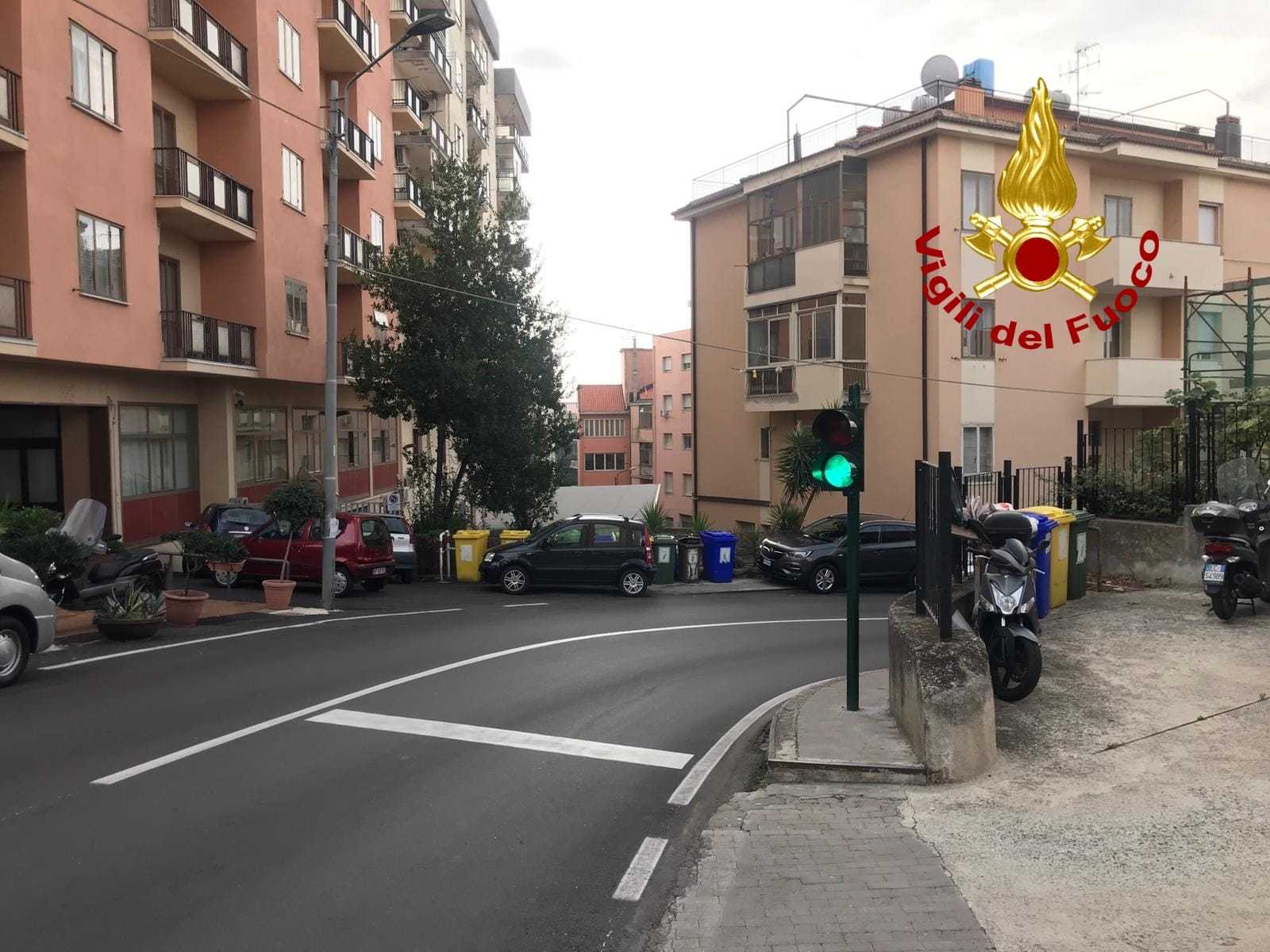 Catanzaro. Via Vinicio Cortese: Attivato servizio semafori davanti caserma Vigili del Fuoco