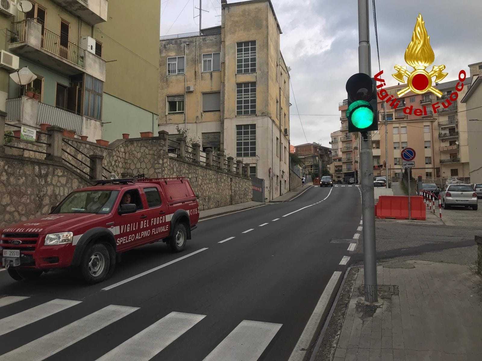Catanzaro. Via Vinicio Cortese: Attivato servizio semafori davanti caserma Vigili del Fuoco