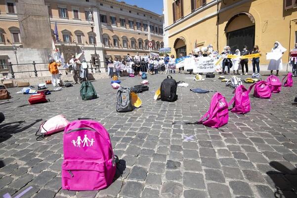 Scuola: flash mob e cortei studenti