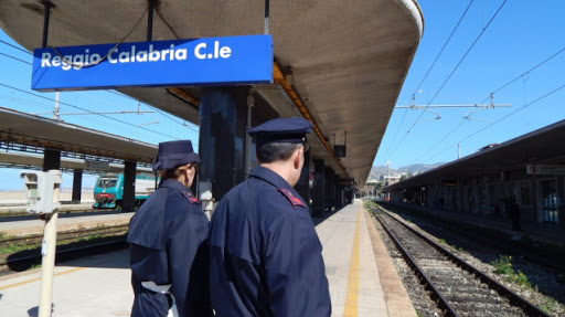 Minaccia agenti Polfer con una piccozza, arrestato