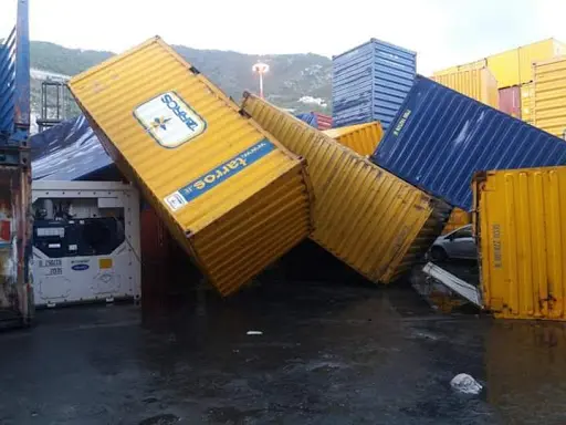 Maltempo: tromba d'aria a Gioia Tauro, container rovesciati, sul posto i Vvf