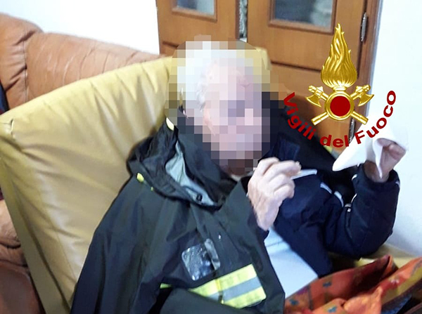 Si allontana da casa e si rifugia in auto, ritrovato dai Vvf il nonnino  91enne