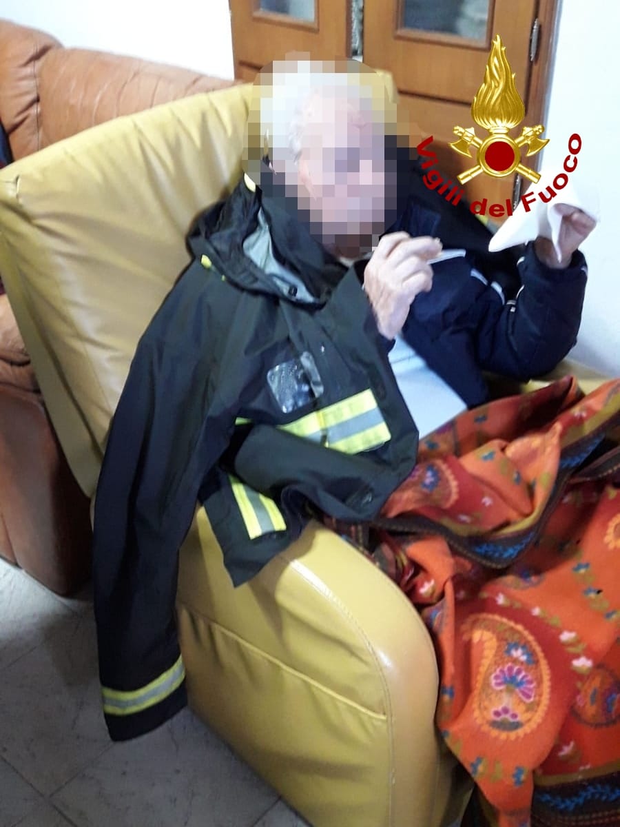 Si allontana da casa e si rifugia in auto, ritrovato dai Vvf il nonnino  91enne