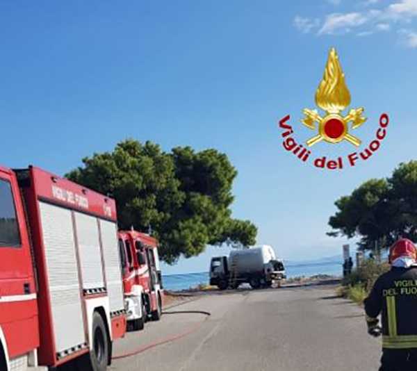 Incidente stradale autocisterna GPL sulla SS106 a Trebisacce, intervento dei Vvf