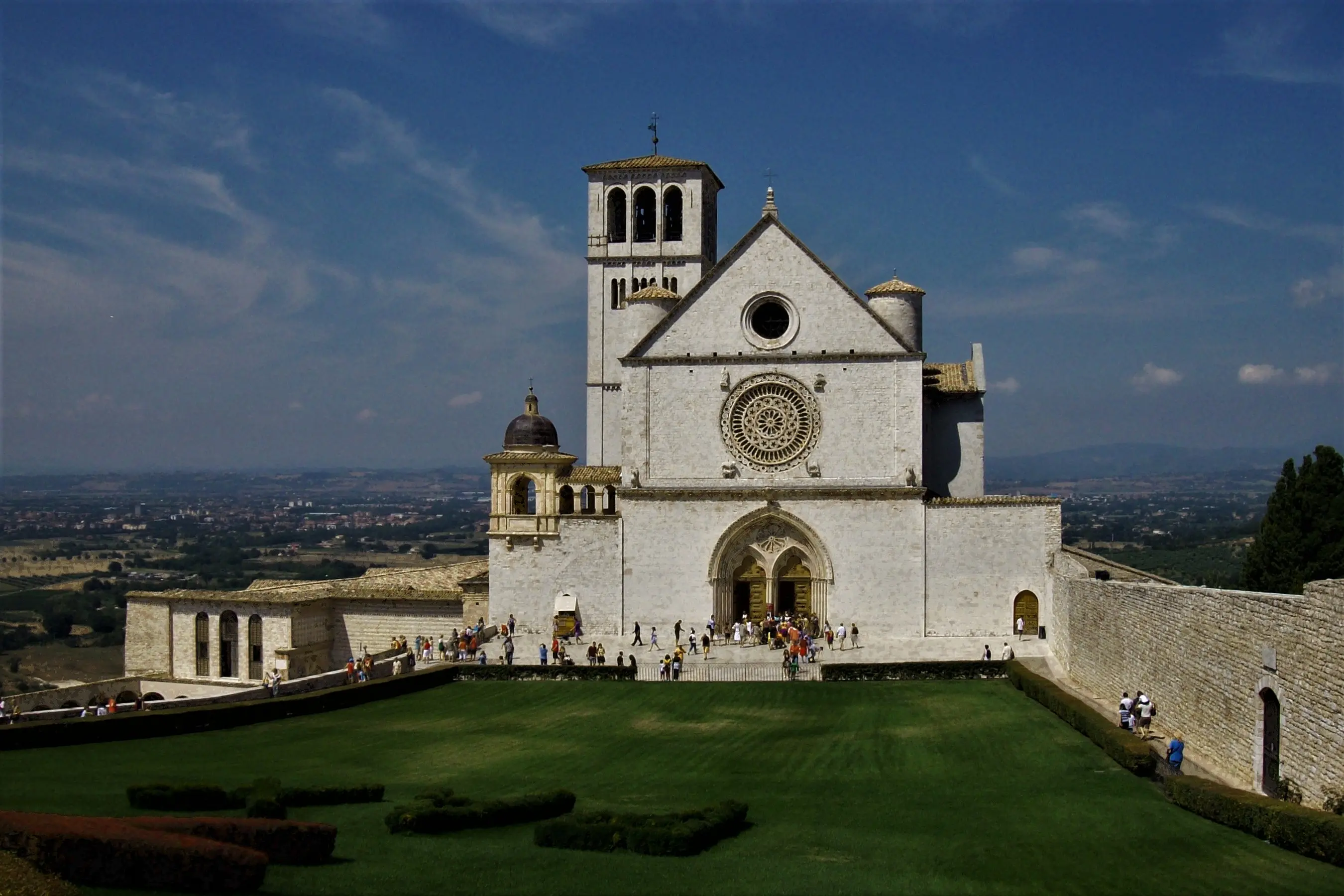 Cristianità (Rai Italia), programma condotto da Suor Myriam Castelli, Ospiti  Mons. De Rio Carrasco