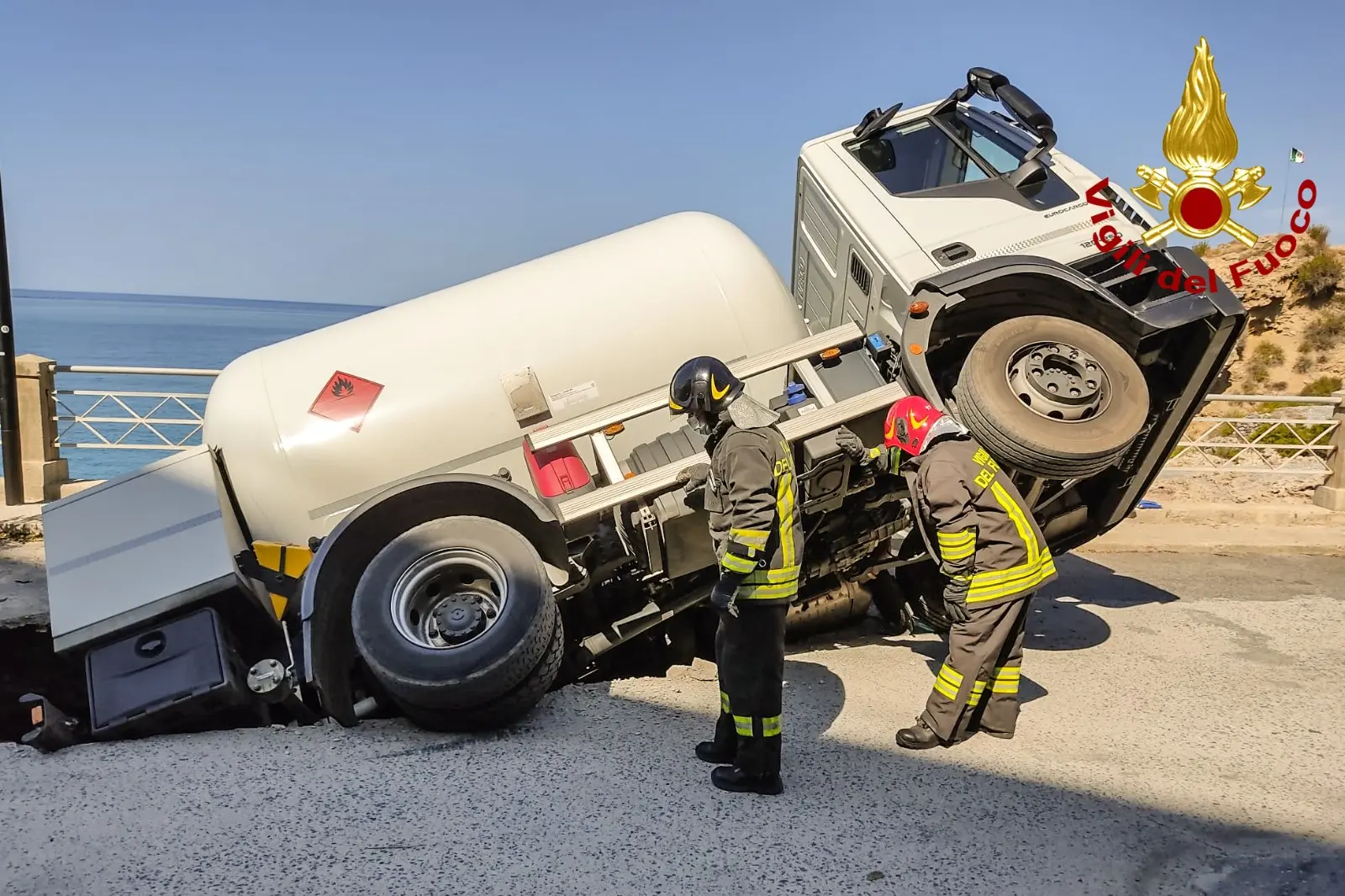 Amantea: Autocisterna di GPL giù in una voragine, intervento dei Vvf. Foto