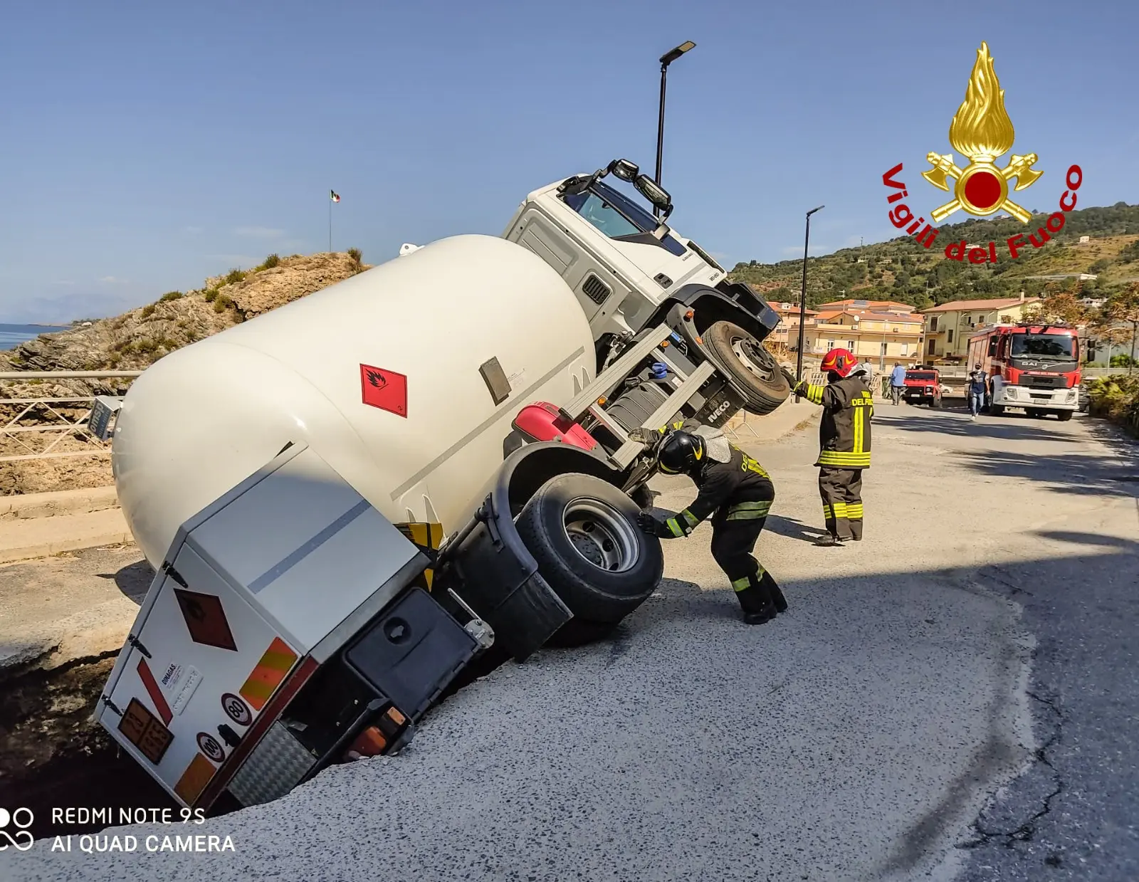 Amantea: Autocisterna di GPL giù in una voragine, intervento dei Vvf. Foto