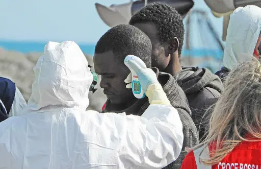 Migranti: 2 positivi in gruppo sbarcato ieri sera a Roccella Jonica