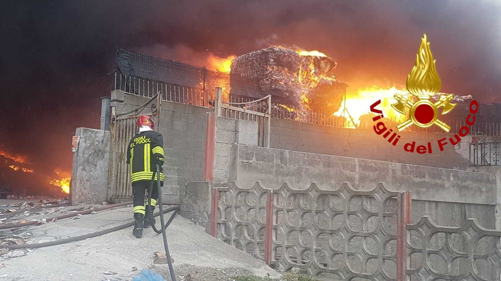 Divampa azienda commerciale in zona Squillace, ferito un Vigile del fuoco