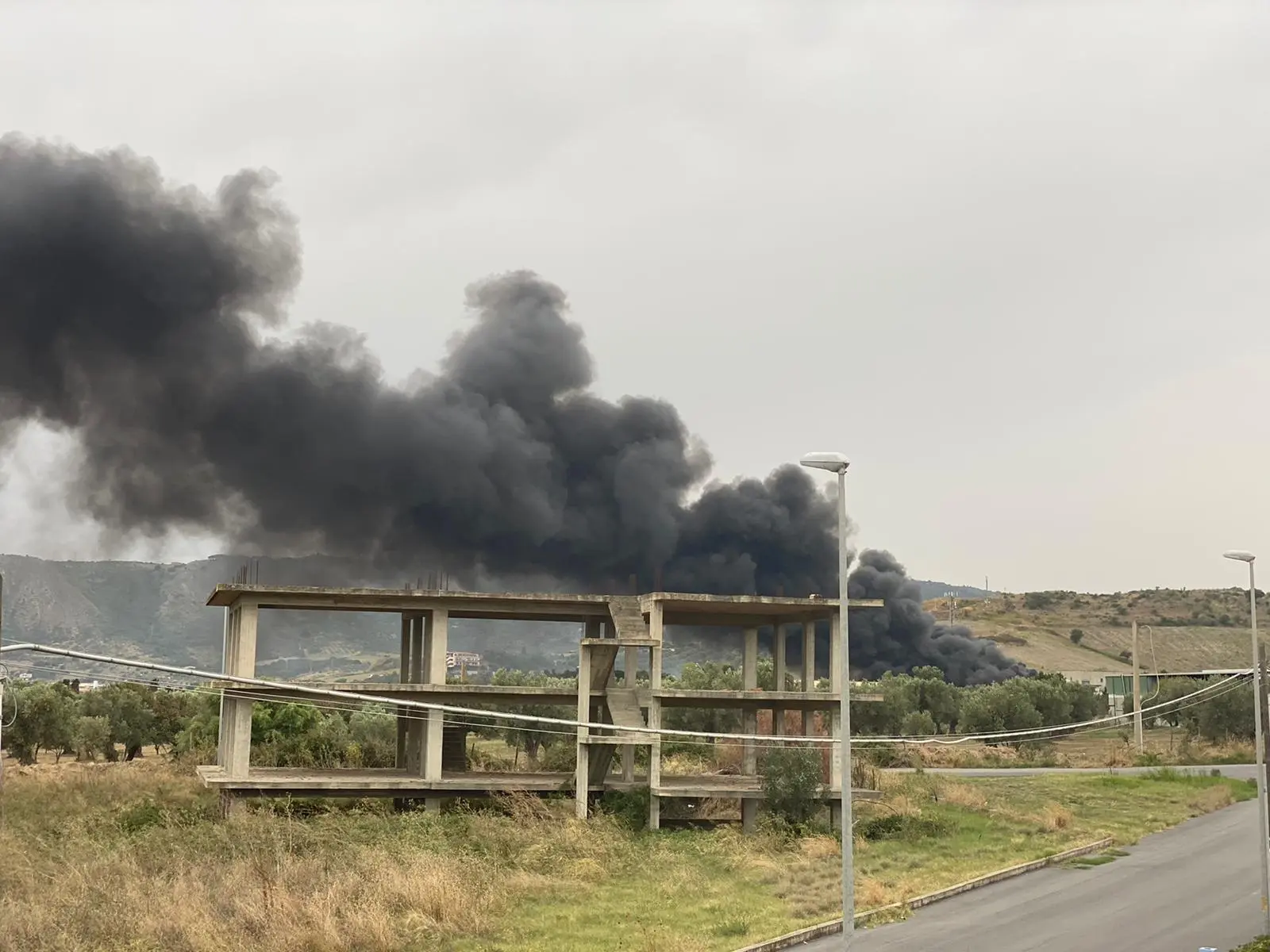 Divampa azienda commerciale in zona Squillace, ferito un Vigile del fuoco