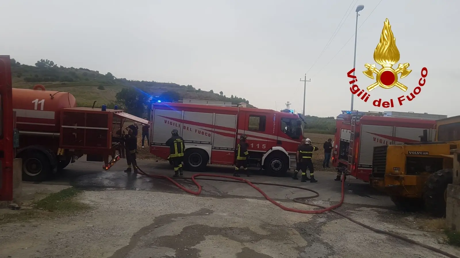 Divampa azienda commerciale in zona Squillace, ferito un Vigile del fuoco