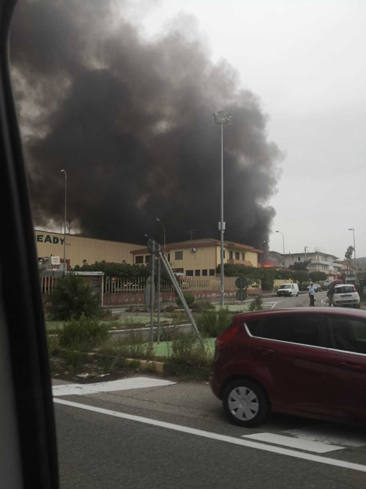 Divampa azienda commerciale in zona Squillace, ferito un Vigile del fuoco