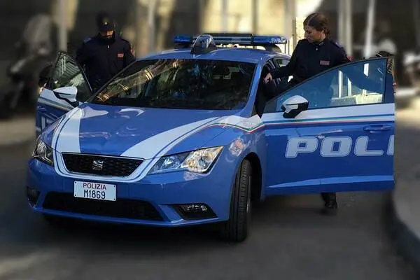 Rapinarono donna seduta ad un bar, due arresti