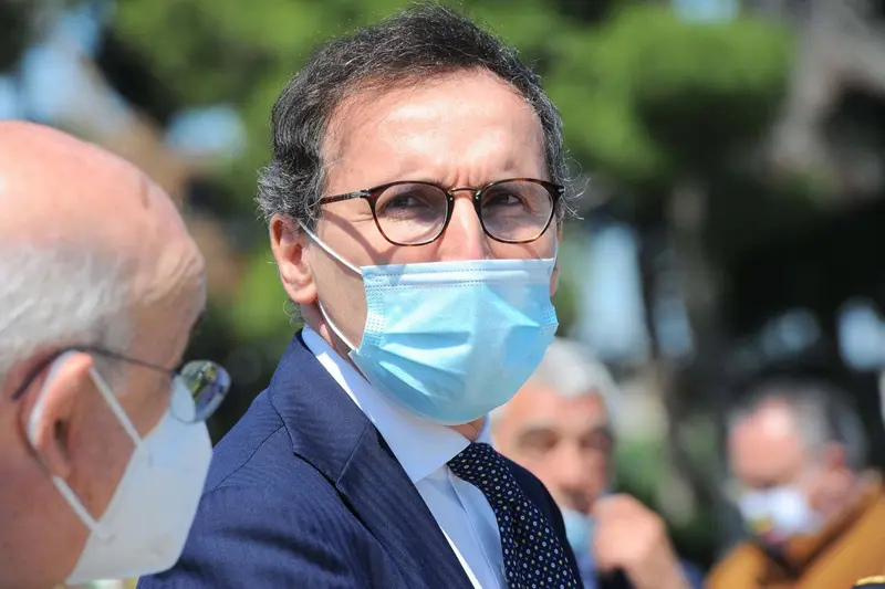 Covid: smart working rafforzato e chiusure locali. Boccia, non escluso stop spostamenti tra regioni.