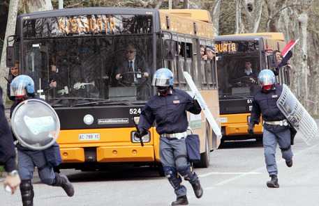 Calcio: danni su autobus, a giudizio 37 tifosi del Catanzaro