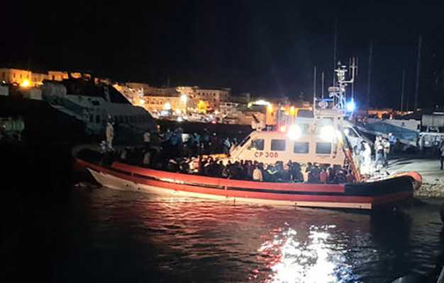 Migranti: boom di sbarchi a Lampedusa, sono arrivati in 433. Imbarcati sulla nave quarantena