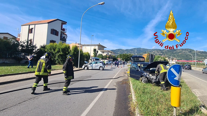 Lamezia T. Incidente stradale un ferito, intervento dei Vvf e suem118