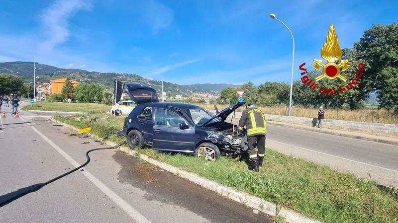 Lamezia T. Incidente stradale un ferito, intervento dei Vvf e suem118