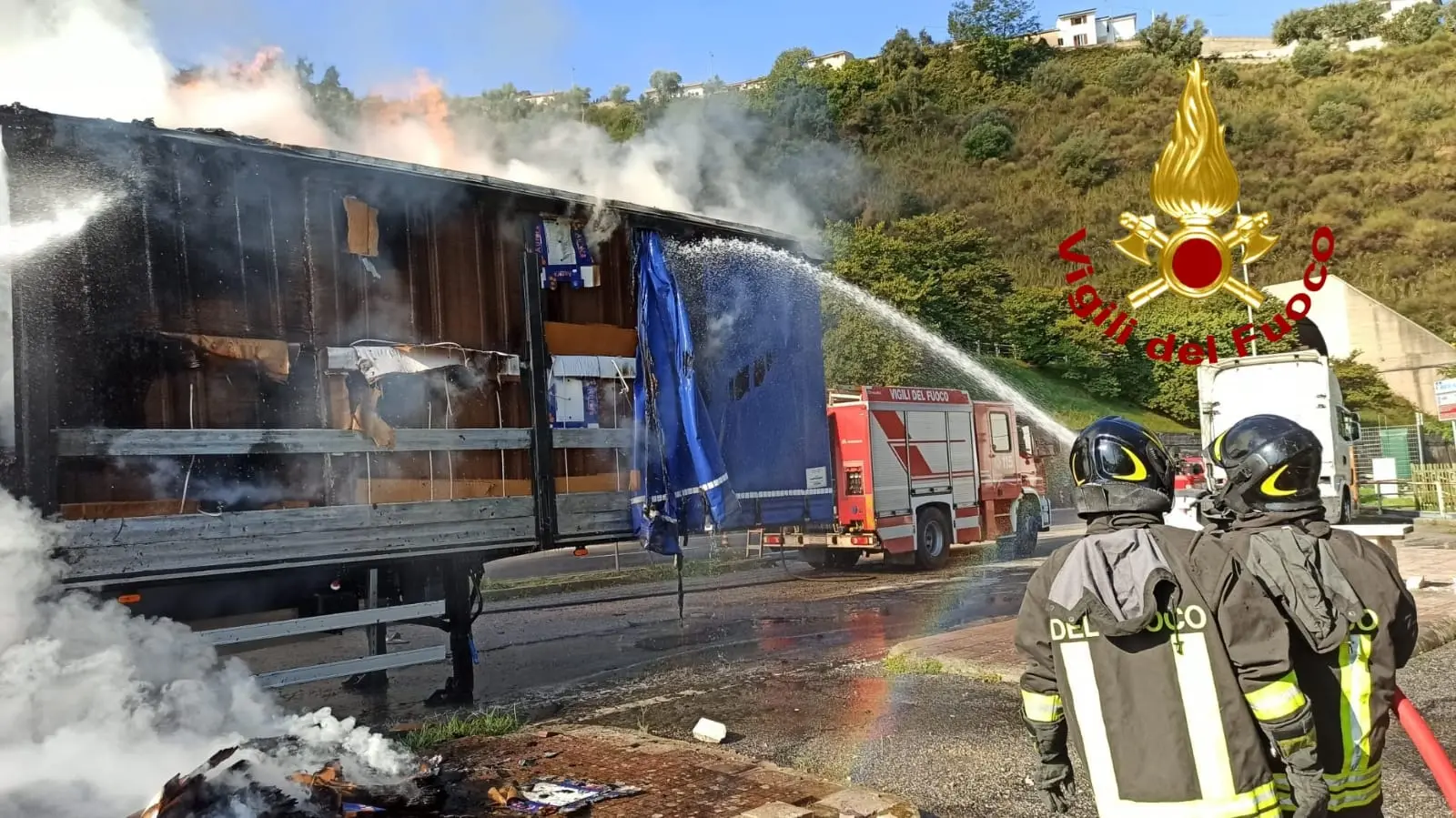 Divampato autocarro sull'autostrada A2 intervento dei Vvf