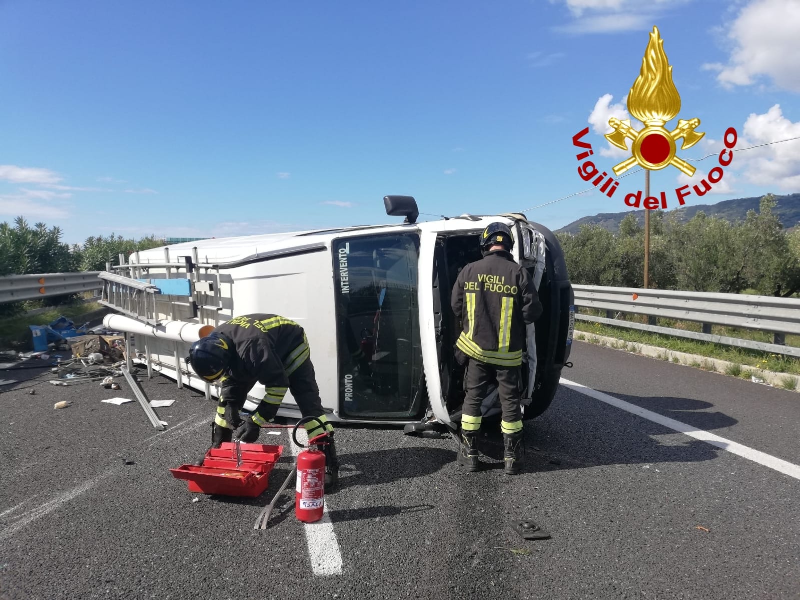 Incidente Stradale sull'autostrada A2, conducente sbalzato fuori dall'abitacolo. intervento dei Vvf