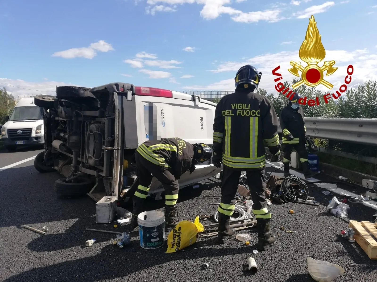 Incidente Stradale sull'autostrada A2, conducente sbalzato fuori dall'abitacolo. intervento dei Vvf