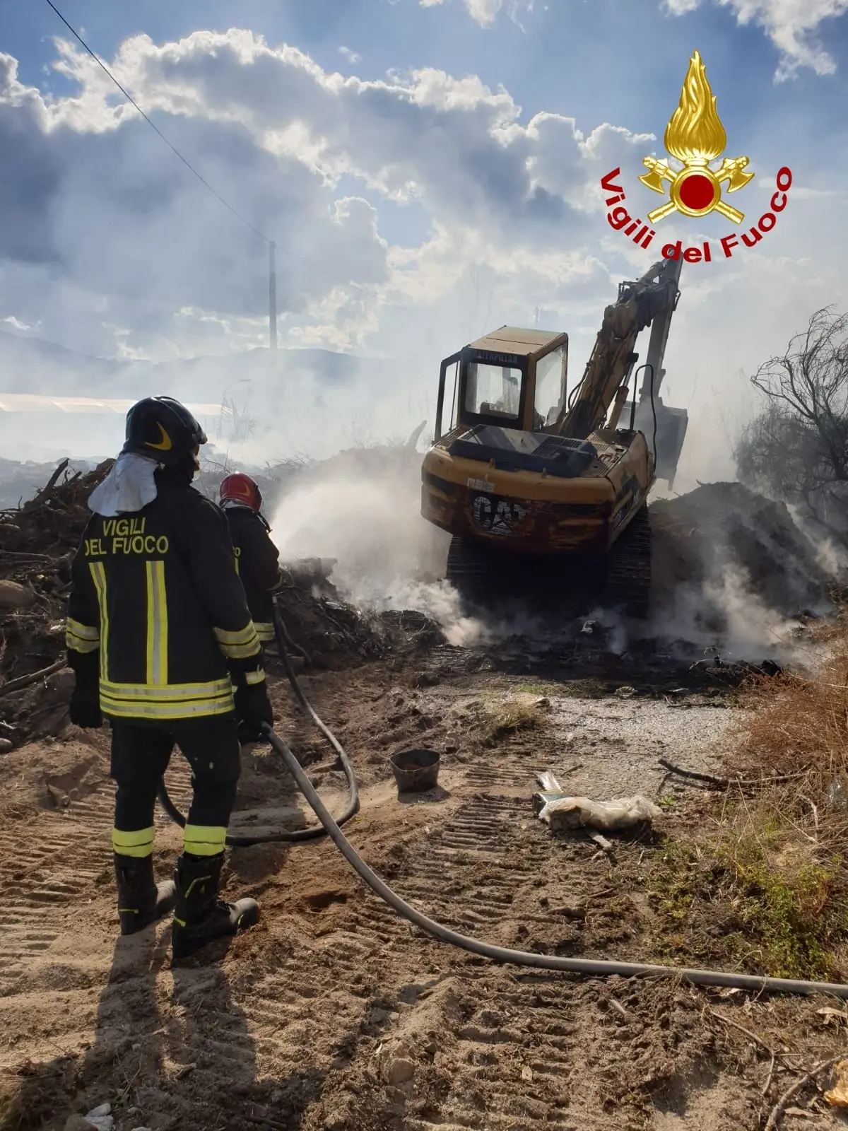 Davoli. Rogo in discarica abusiva intervento dei Vvf