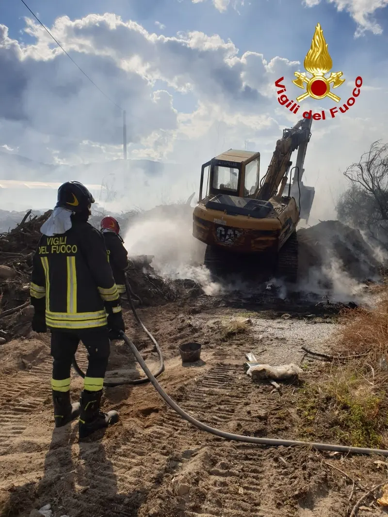 Davoli. Rogo in discarica abusiva intervento dei Vvf