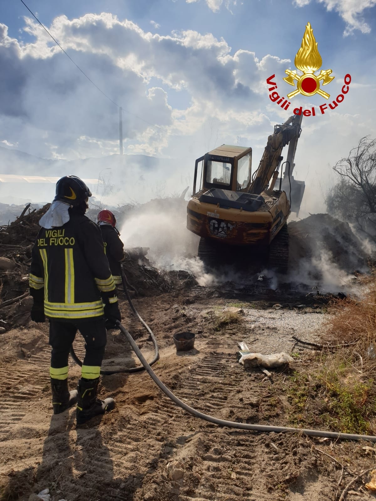 Davoli. Rogo in discarica abusiva intervento dei Vvf