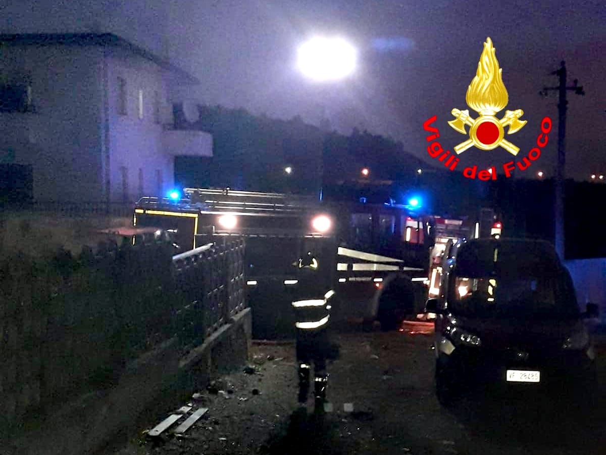 Catanzaro. Squillace Fiamme presso la ditta Ecomanagement sul posto i Vvf. Video