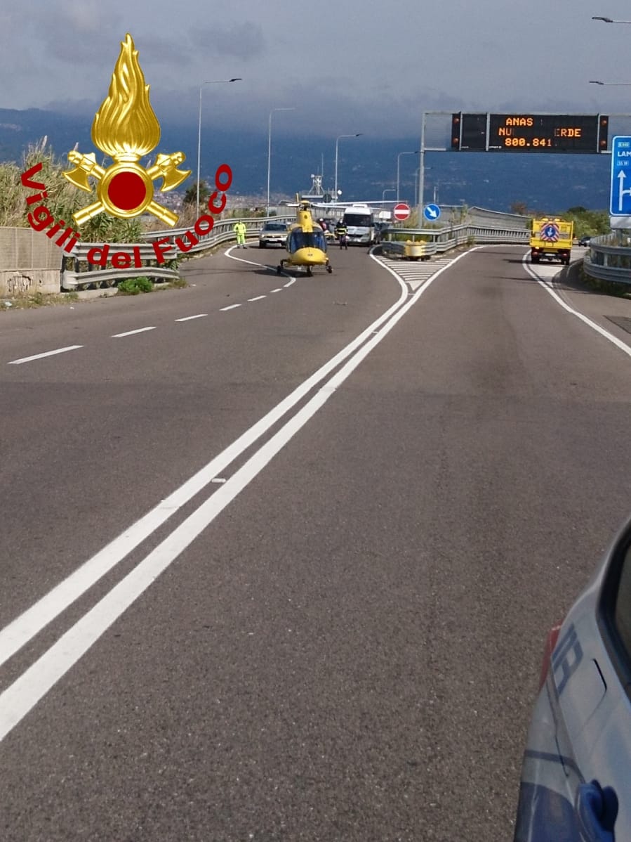 Catanzaro. SS280 incidente stradale bilancio 6 feriti 2 bambini intervento dei Vvf. Foto
