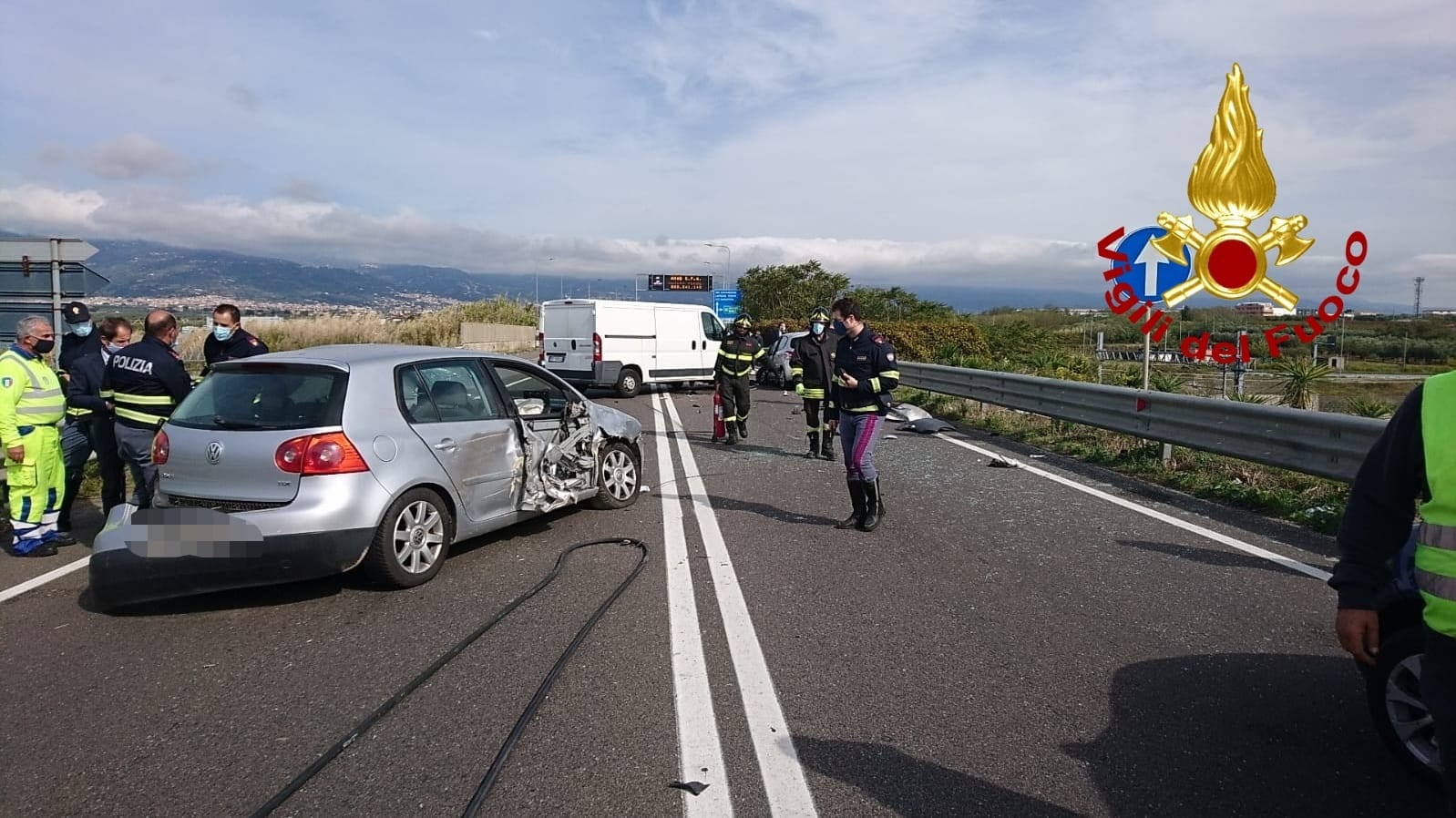 Catanzaro. SS280 incidente stradale bilancio 6 feriti 2 bambini intervento dei Vvf. Foto