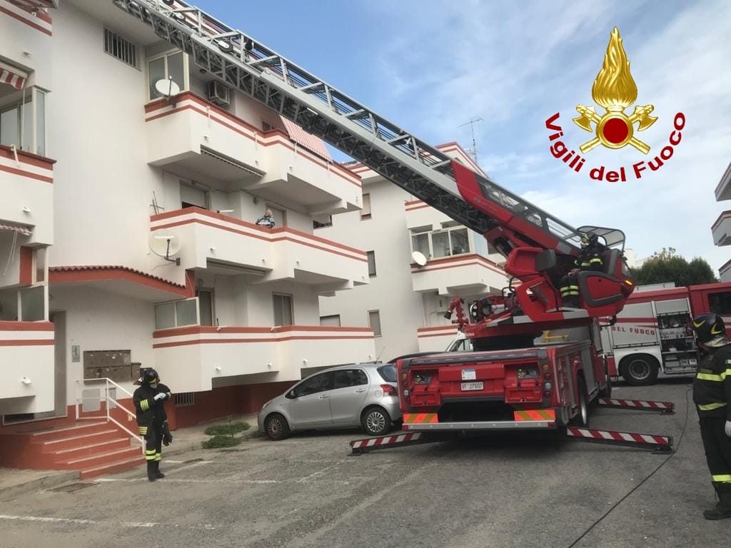 Ragazzo minaccia suicidio nel quartiere marinaro di Catanzaro. Intervento dei Vvf. Foto