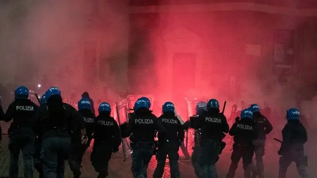 Covid: confermate chiusure alle 18 “Lockdown a Napoli, guerriglia in strada” Oggi Dpcm