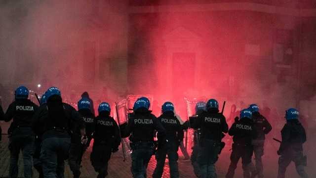 Covid: confermate chiusure alle 18 “Lockdown a Napoli, guerriglia in strada” Oggi Dpcm
