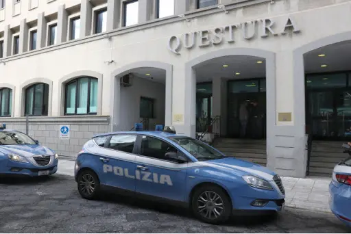 Stalking: per sfuggire ad ex si rifugia in Questura