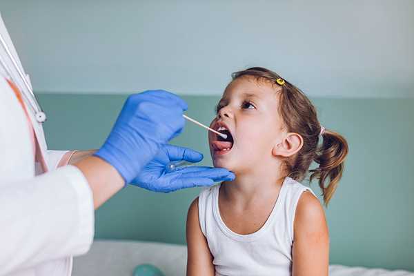Pediatri, tamponi saranno a contatti stretti asintomatici