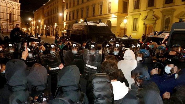 Covid. Scontri e violenze a Firenze, 20 fermi. Record contagi, Conte al bivio del lockdown