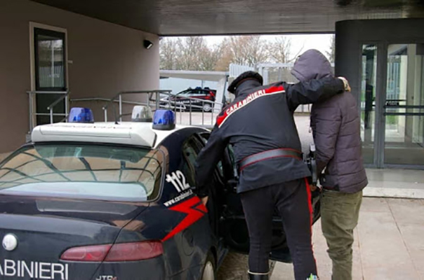 Giovane 19enne, picchiava madre e sorella per estorcere denaro, arrestato