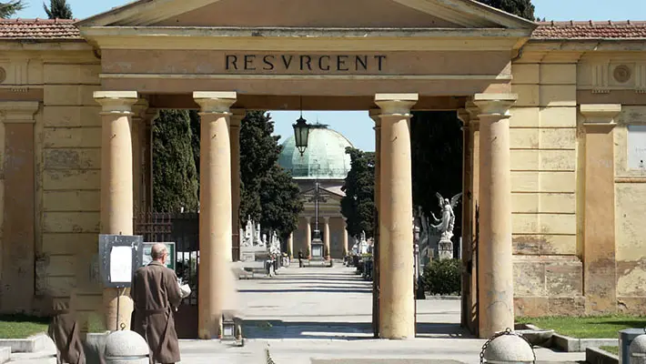 Giorno Morti: cimiteri anti-covid e funerali streaming. Messa senza fedeli per il Papa il 2