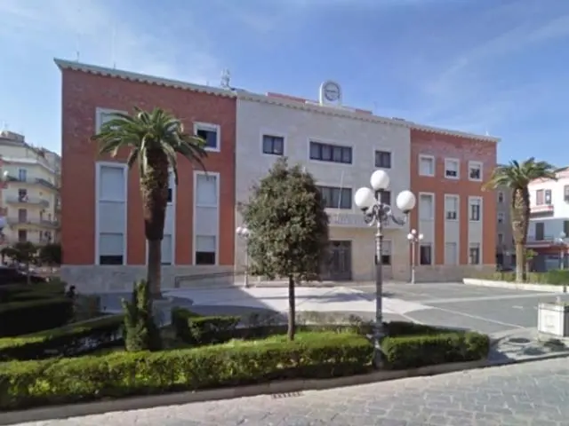 Vandali in azione contro Municipio Crotone