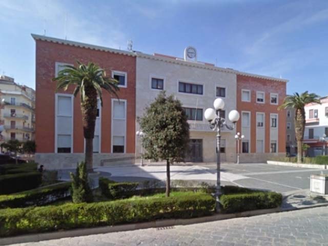 Vandali in azione contro Municipio Crotone