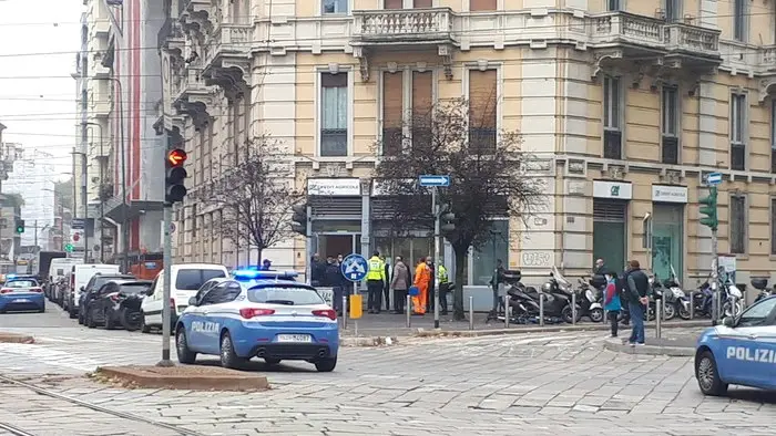 Rapina in banca a Milano, dipendenti in ostaggio. "Rapinatori scappano dalle fogne"