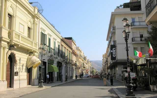 Dpcm: a Reggio Calabria alcuni negozi aperti per protesta