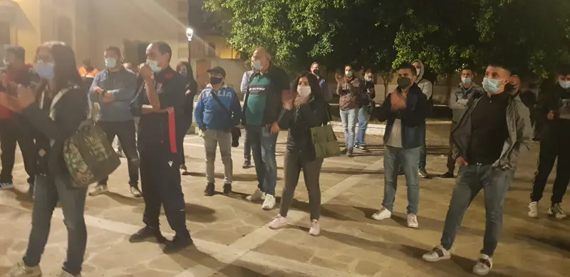 Anche l'Amministrazione Comunale al fianco degli "indignati" per la "Zona rossa" (Video)