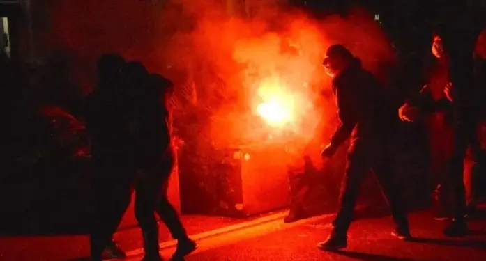 Covid. Ancora proteste, a Cagliari a fuoco il tricolore. A Roma cortei di ambulanti
