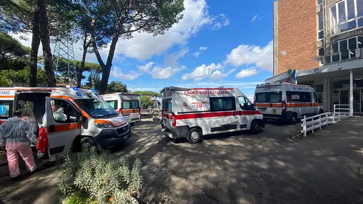 Covid: 118, paralisi ospedali crea danni al servizio. Balzanelli, ambulanze 11 ore in fila