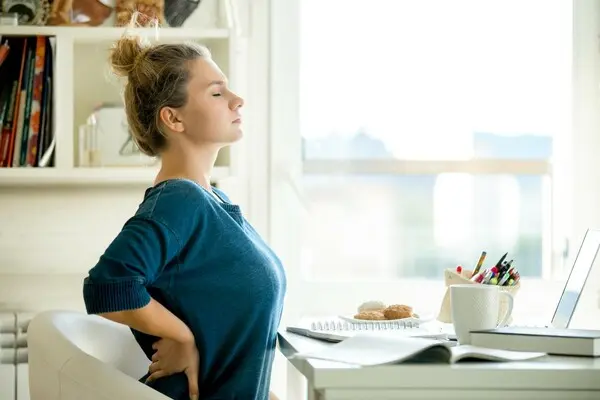 Salute: smartworking e mal di schiena: ecco quali esercizi fare
