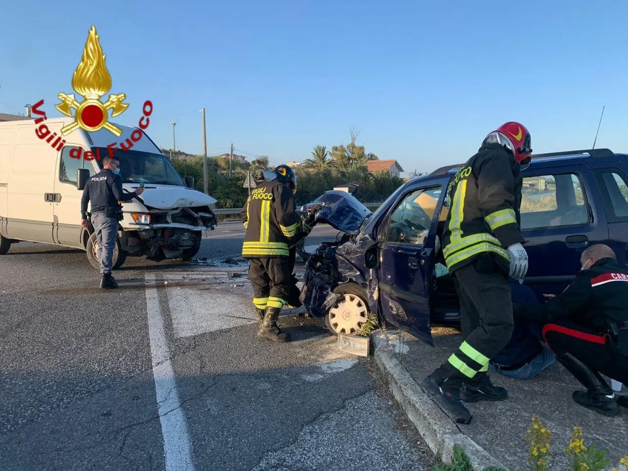 Incidente stradale, scontro frontale in loc. Bucchi Crotone, necessario l’intervento dei Vvf, 118