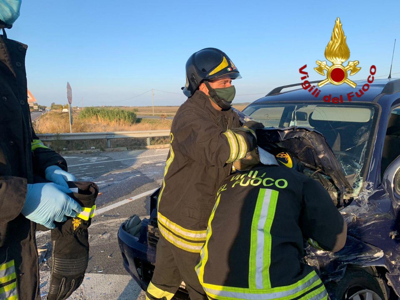 Incidente stradale, scontro frontale in loc. Bucchi Crotone, necessario l’intervento dei Vvf, 118